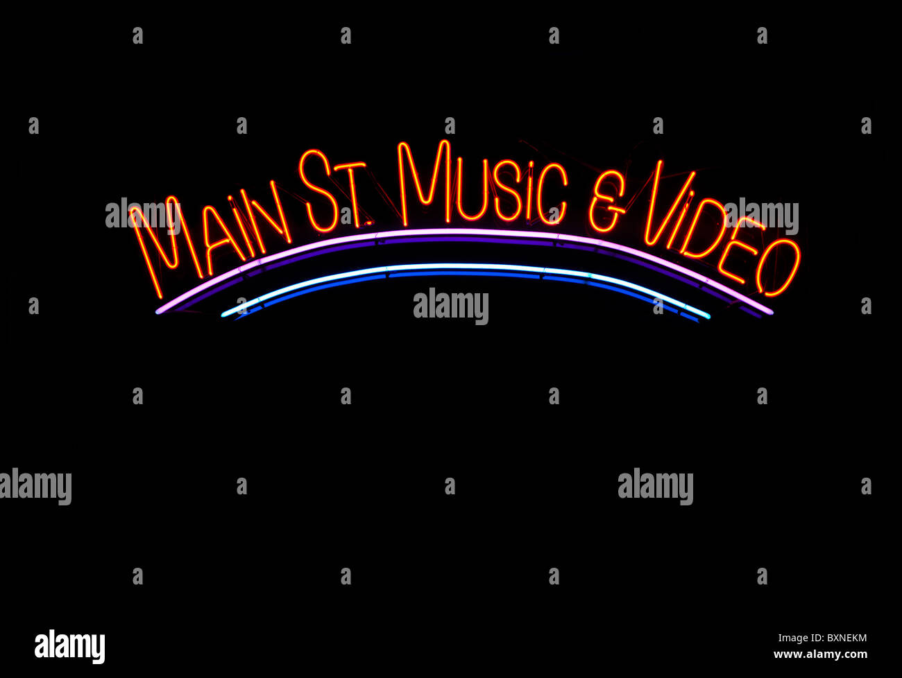 Strada principale per musica e video segno al neon isolato su sfondo nero Foto Stock