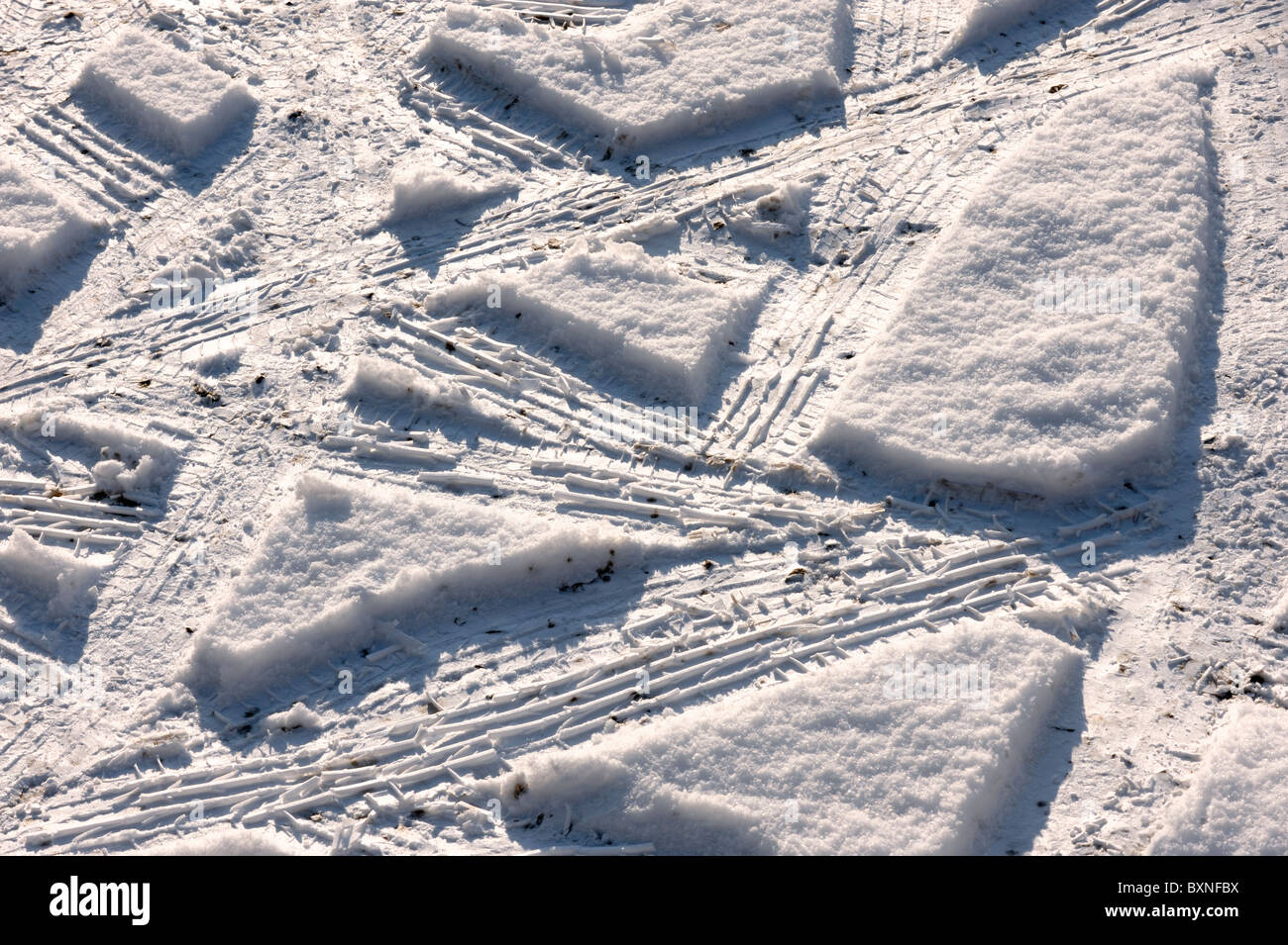 Tracce di pneumatici nella neve Foto Stock