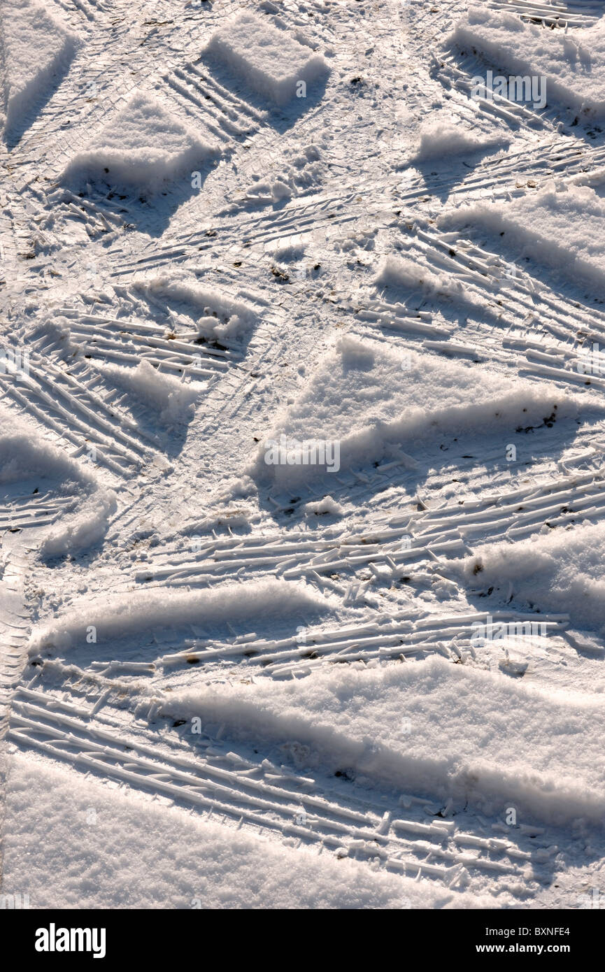 Tracce di pneumatici nella neve Foto Stock