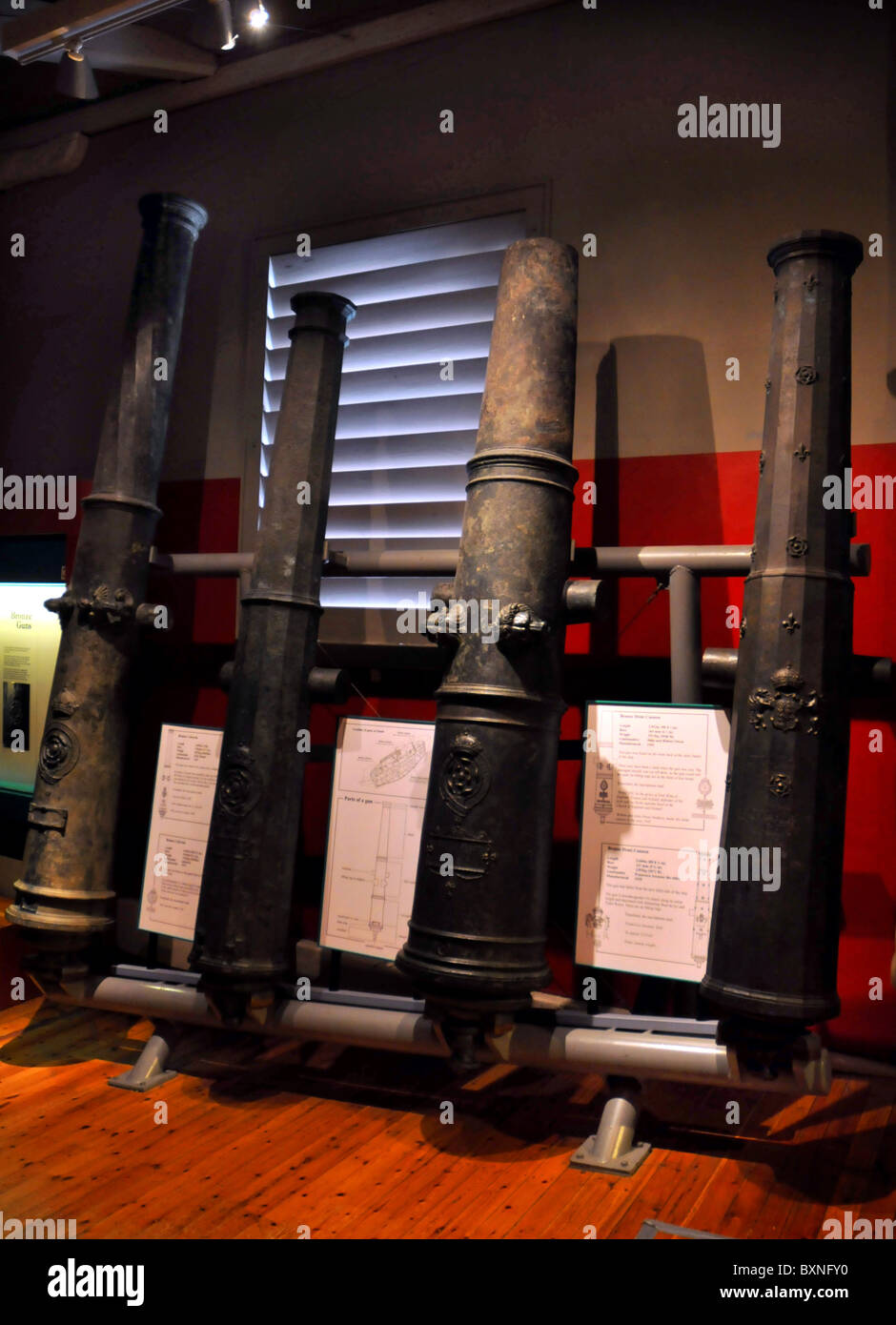 I cannoni sul display. Il Mary Rose Museum. Portsmouth, Hampshire, Inghilterra, Regno Unito Foto Stock