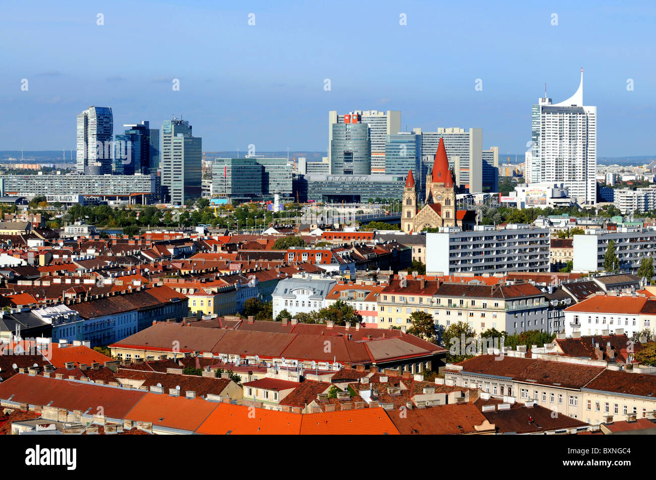 Vienna. L'Austria, la vista della città incluse le Nazioni Unite ufficio complesso, Vienna. Austria Foto Stock