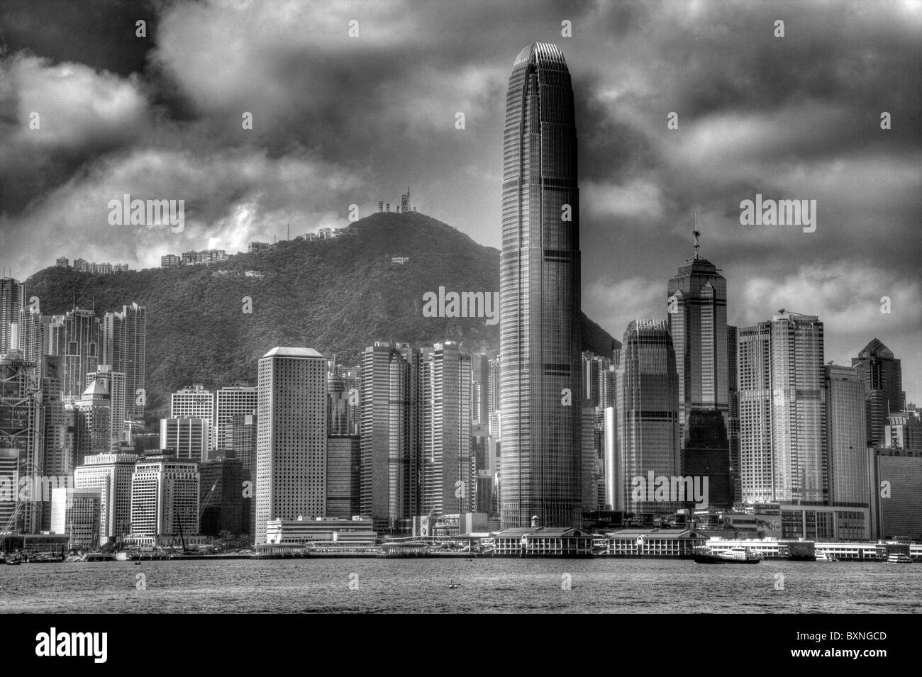 Isola di Hong Kong Cina skyline della città del quartiere centrale e del porto di Victoria da Kowloon Foto Stock
