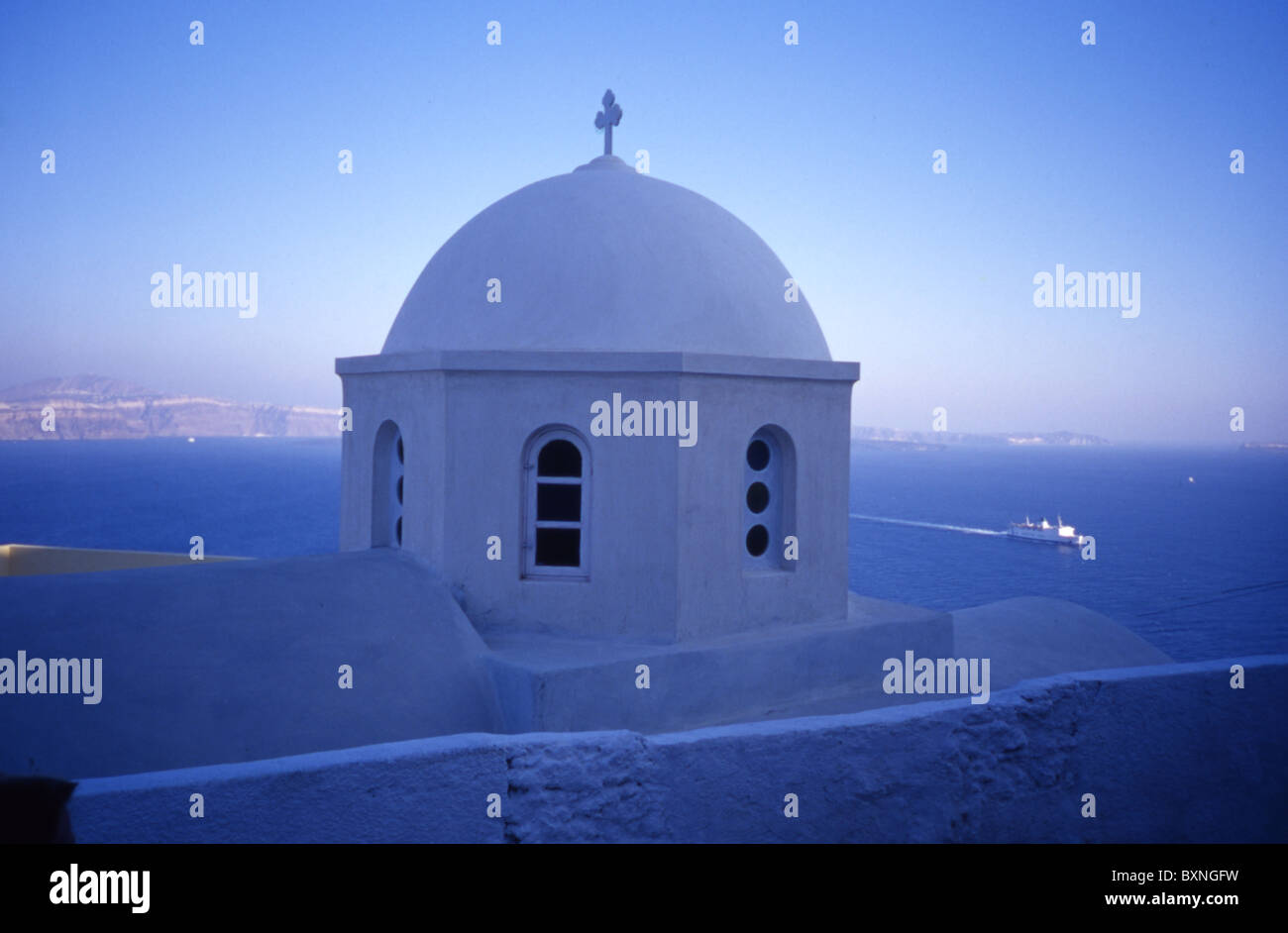 Un bianco lavato chiesa duomo in Grecia mykonos blu cielo Foto Stock