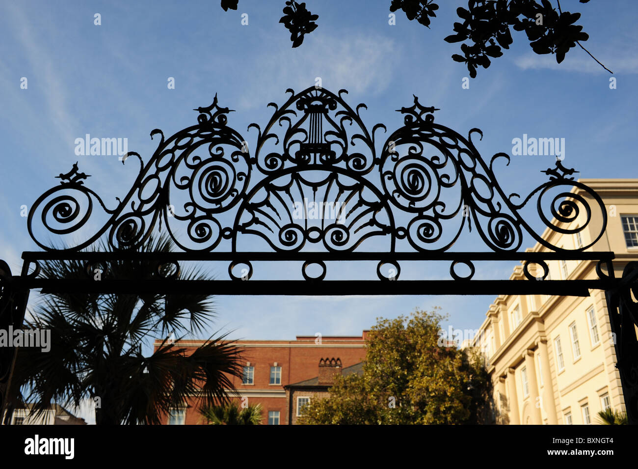 Il ferro battuto in cima al cancello per Charleston County Courthouse proprietà, Charleston, Sc Foto Stock