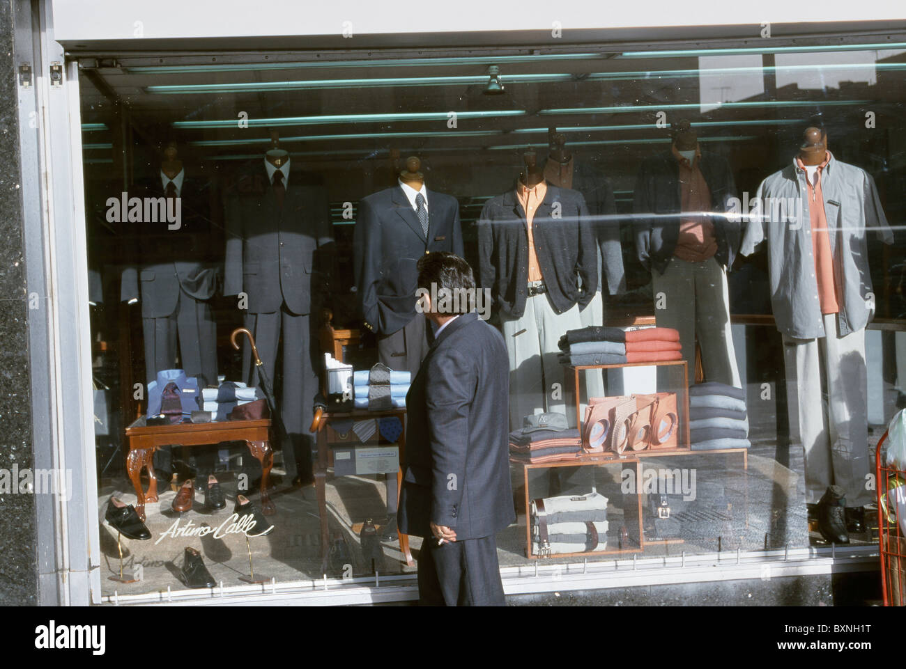 Un uomo guarda adatta a un negozio di abbigliamento nel quartiere finanziario del centro cittadino di Bogotà, Colombia. Foto Stock