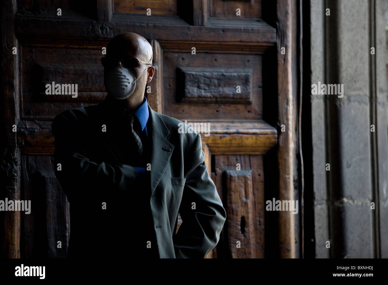 Un uomo che indossa una maschera come precauzione contro l influenza suina Passeggiate in Città del Messico, 29 aprile 2009. Foto Stock