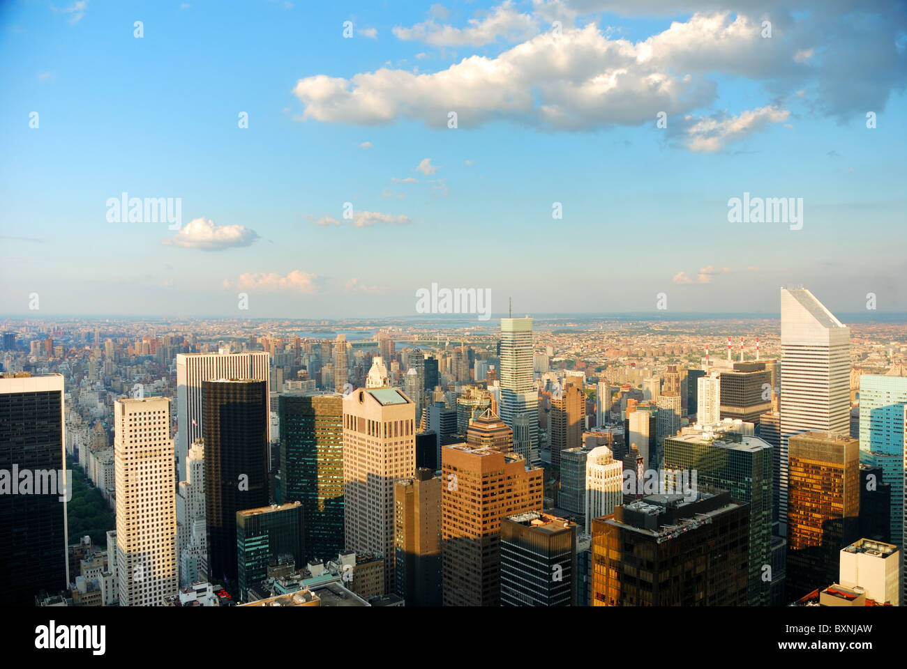Vista aerea della città di New York al crepuscolo con caldi colori del tramonto e cloud. Foto Stock