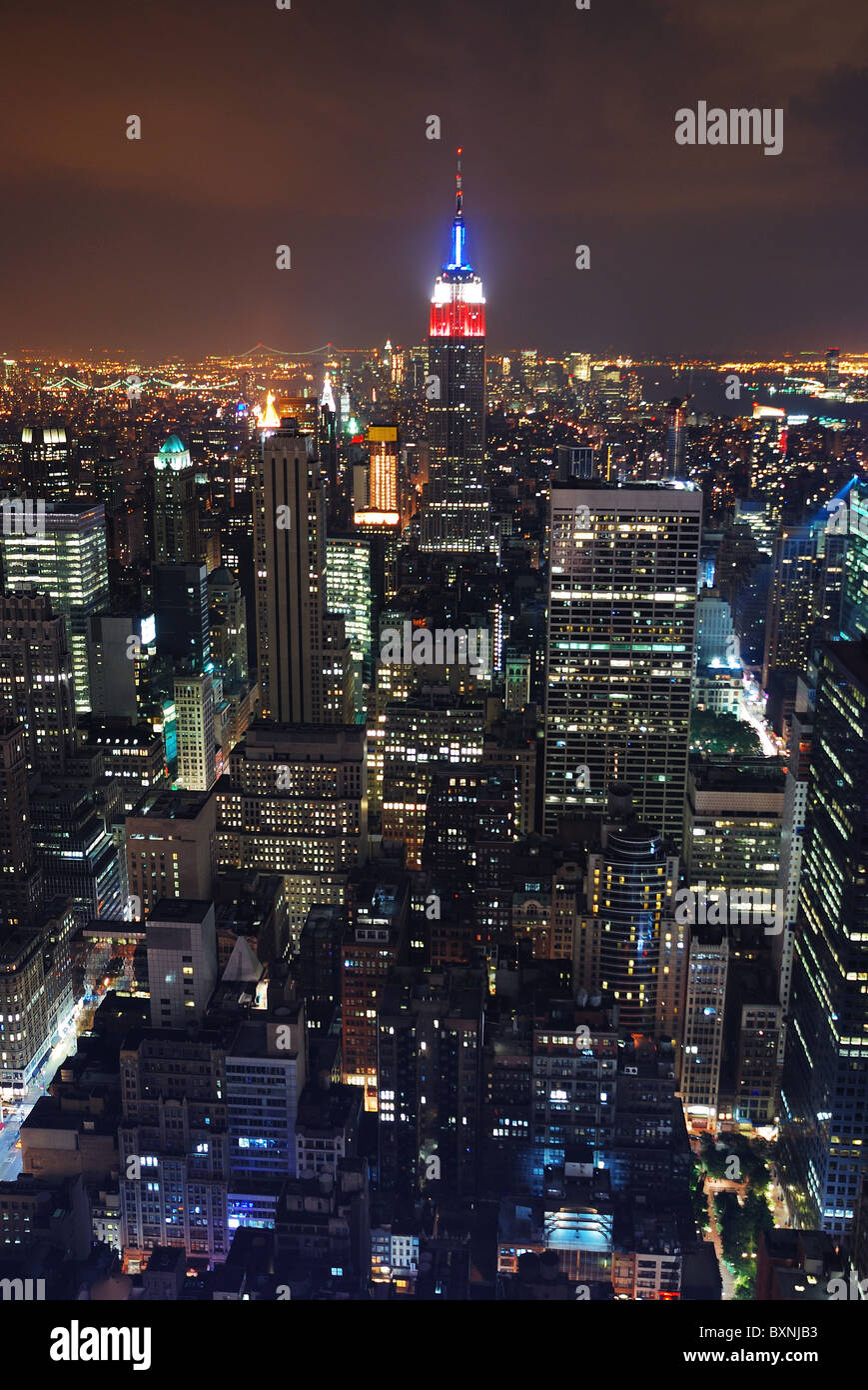 Vista aerea della città di New York di notte con Empire State building nel centro. Foto Stock