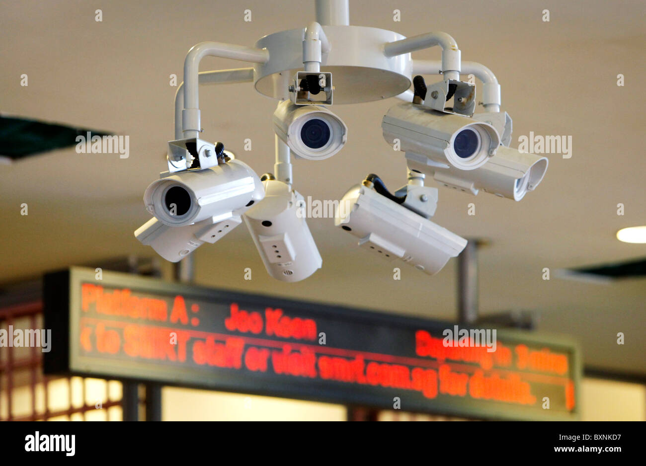 Singapore: le videocamere di sorveglianza in un MTR (Mass Rapid Transit) stazione della metropolitana Foto Stock