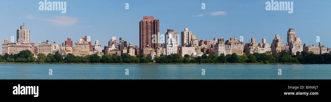 New York City Central Park panorama di Manhattan sul lago con grattacieli e una fontana con alberi e di riflessione. Foto Stock