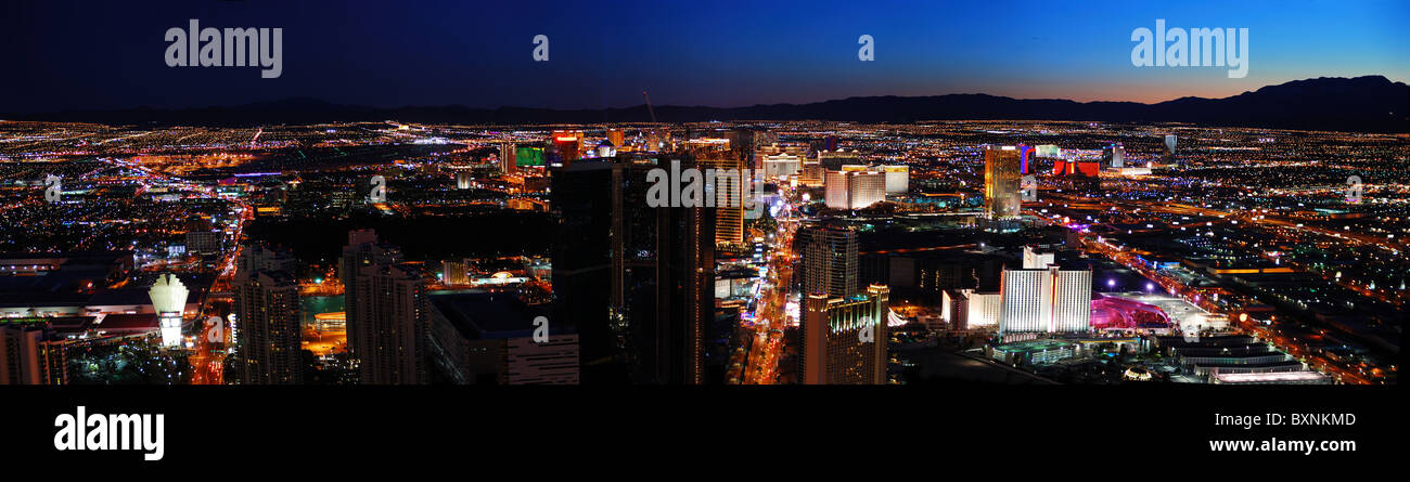 Las Vegas strip skyline al tramonto con lusso casino hotel illuminato Foto Stock