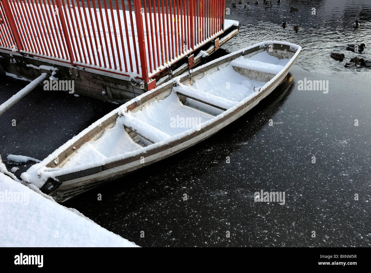 Coperta di neve barca Foto Stock