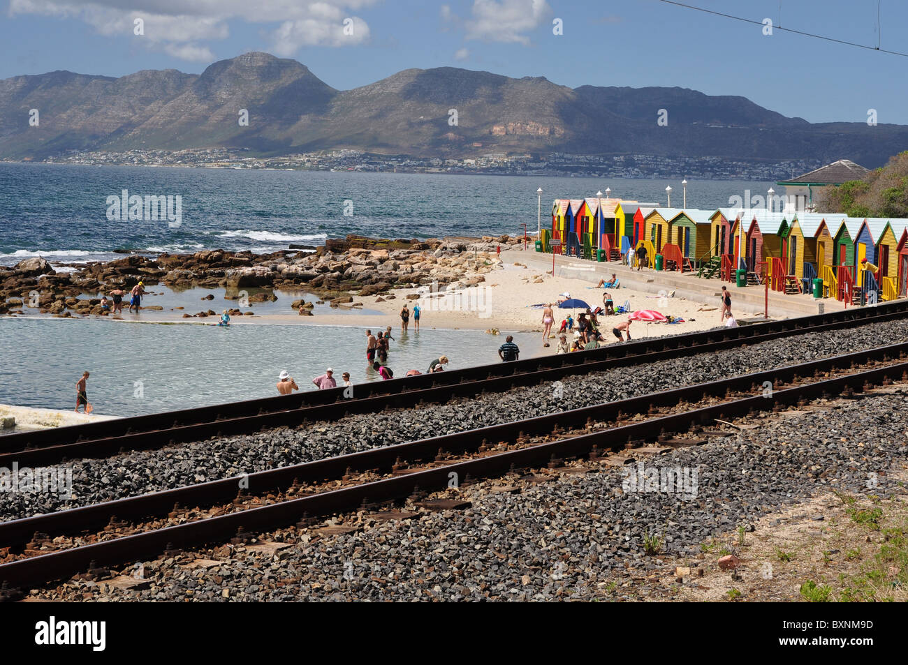 Spiaggia di colorate case a St. James' Beach, Città del Capo, Sud Africa Foto Stock