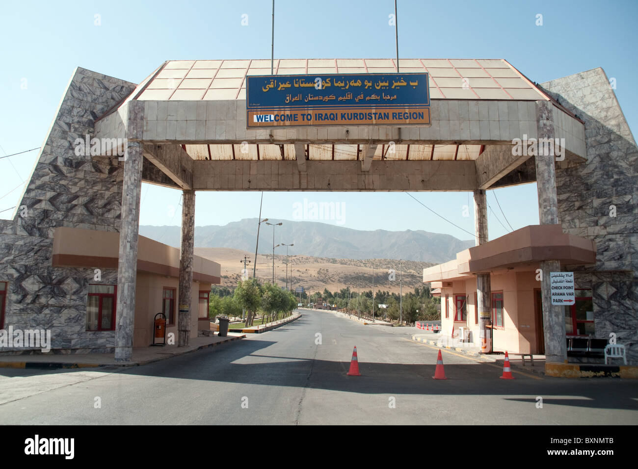 La causa Khalil Ibrahim varcare il confine tra le regioni del Kurdistan della Turchia e nel nord dell'Iraq. L'immagine sembra sud iracheno al gate della dogana. Foto Stock