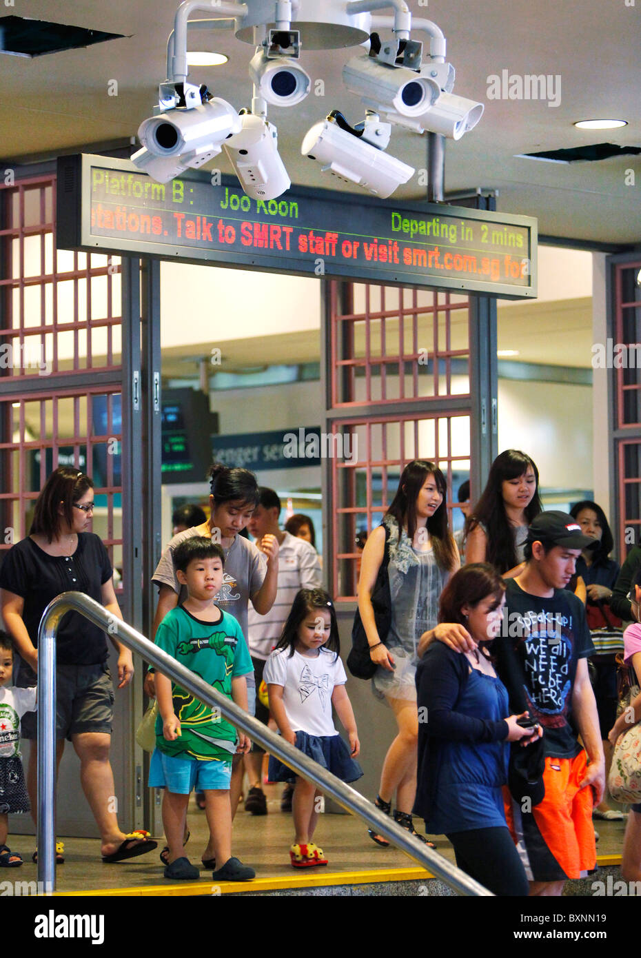 Singapore, uscita di MRT (Mass Rapid Transit) stazione della metropolitana sotto la telecamera video sorveglianza Foto Stock