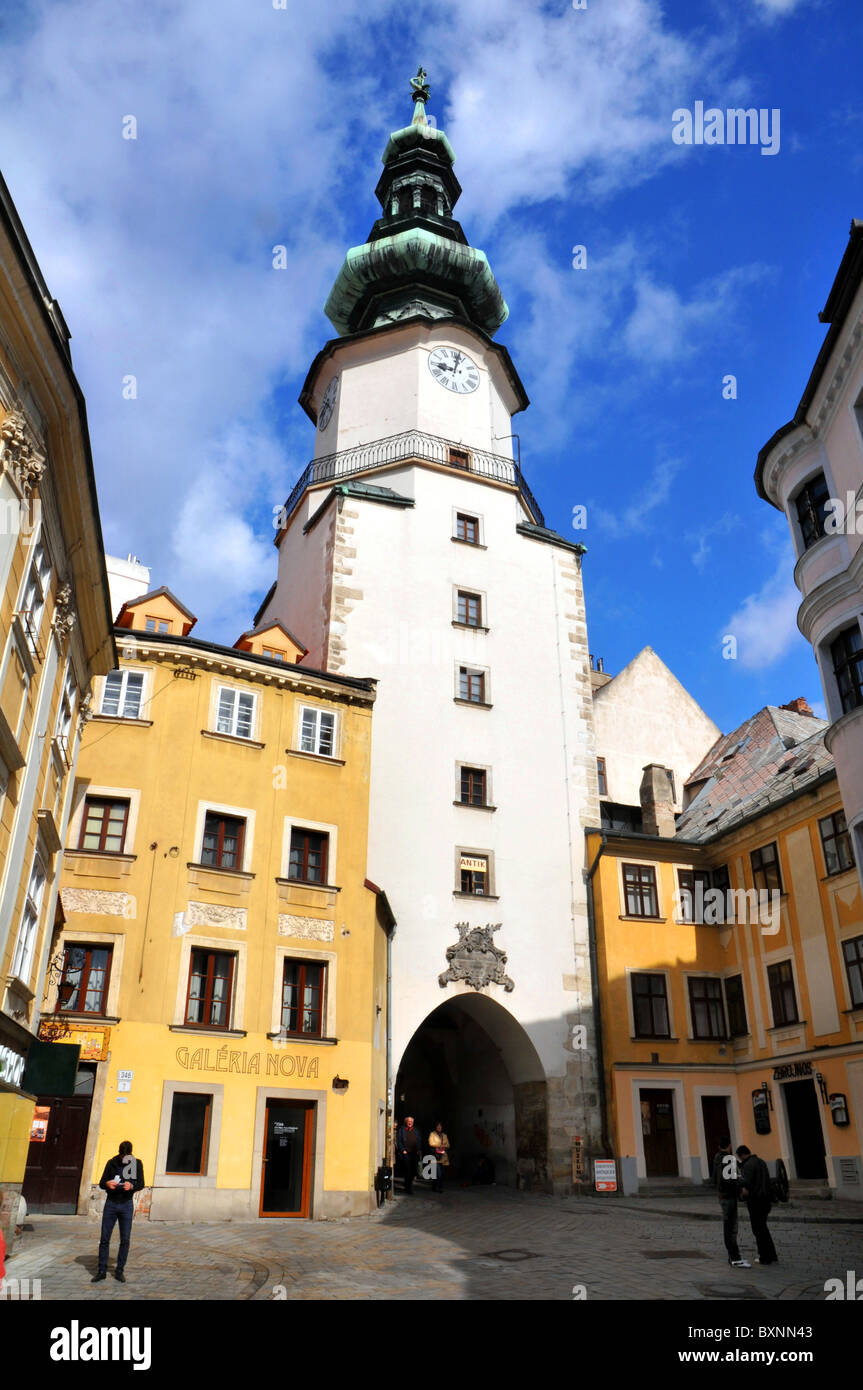 St Michael's Gate e la torre nella zona della città vecchia, Bratislava, Slovacchia, Europa Foto Stock