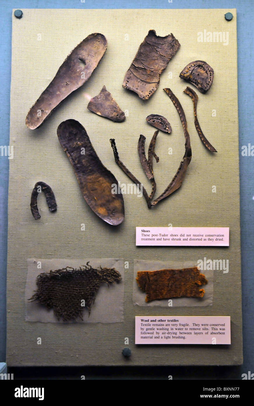 Conserve di articoli in pelle, la Mary Rose Museum. Portsmouth Historic Dockyard, Hampshire, Inghilterra, Regno Unito Foto Stock