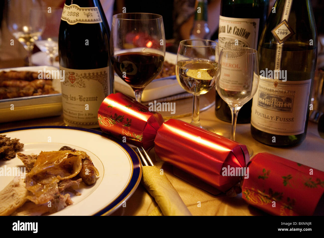 Il giorno di Natale UK; tradizionale cena di Natale tabella luogo impostazione con Xmas cracker e vini rossi e bianchi, REGNO UNITO Foto Stock
