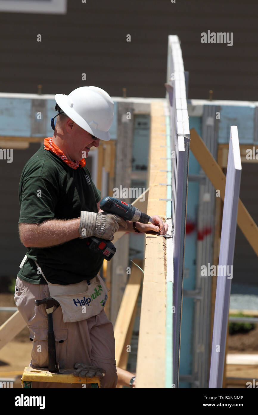 Habitat per l'umanità, un'organizzazione no-profit, aiuta a costruire case a Charlottesville, VA. Foto Stock