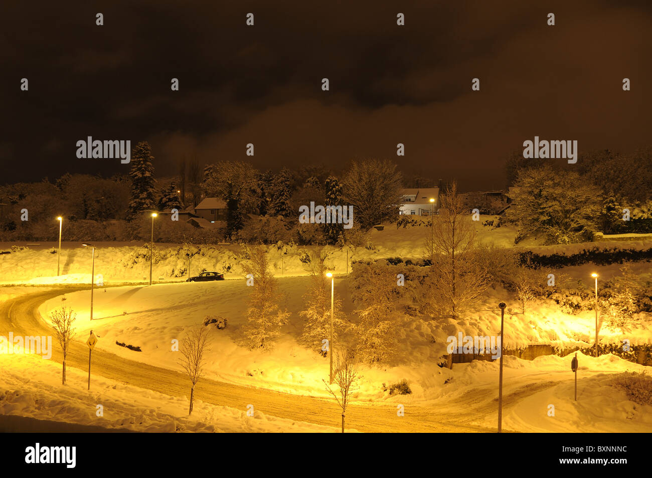 Inverno idillio con drammatica nuvole - riprese notturne Foto Stock