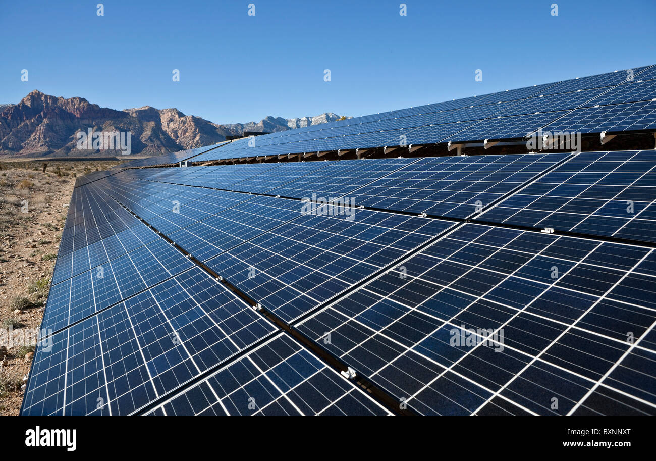 Mojave Desert Solar array al Red Rock Canyon National Conservation Area. Foto Stock
