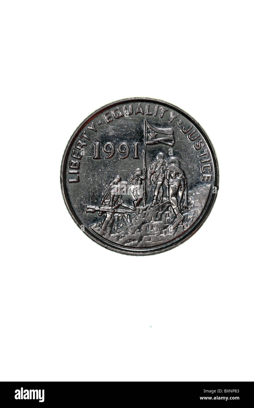 Moneta di stato dell'Eritrea - 10 centesimi, obverse, con soldati che alzano una bandiera in commemorazione della liberazione dell'Eritrea dall'Etiopia Foto Stock