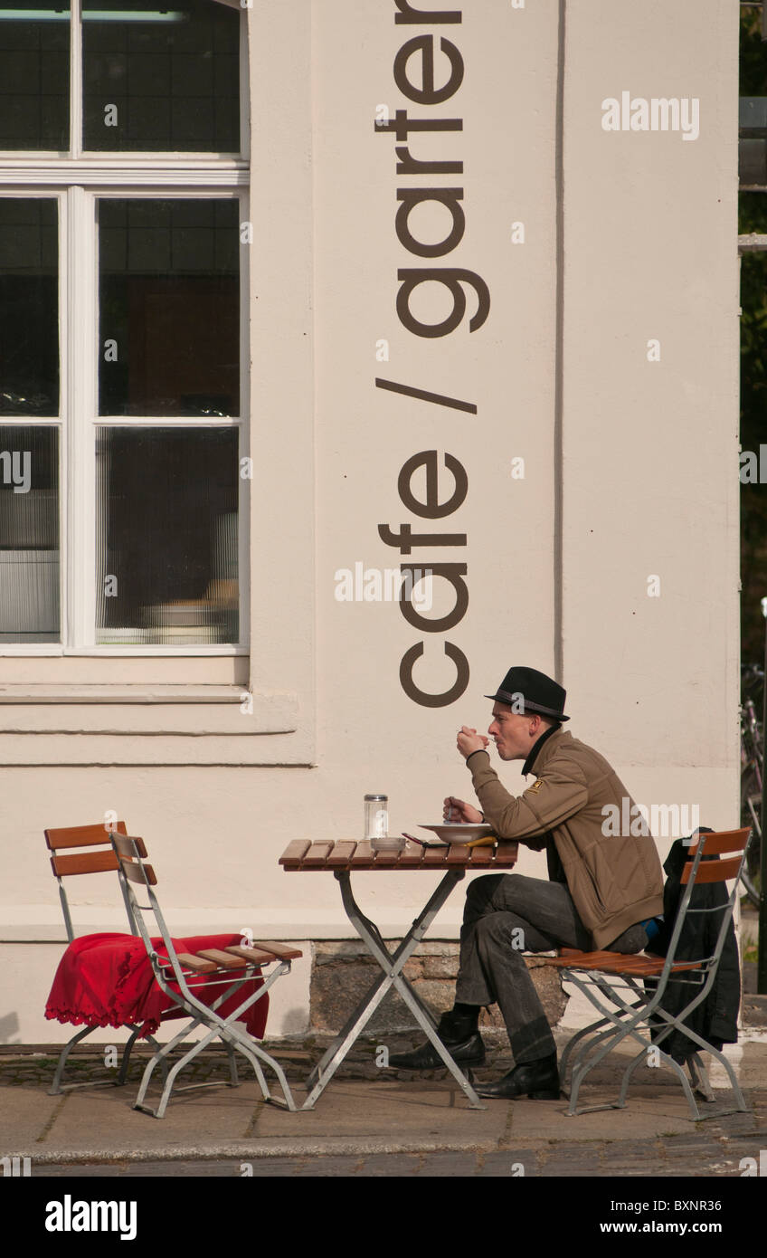 Uomo di pranzare in un street cafe di Leipzig, in Sassonia, Germania, Europa Foto Stock