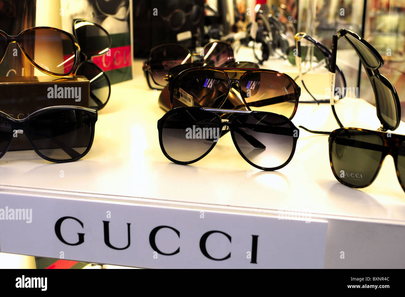 Gucci occhiali da sole in una finestra shop Firenze Italia Foto Stock