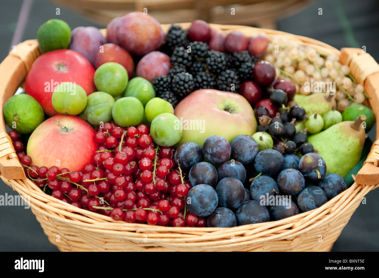 Un cesto di frutti estivi. Foto Stock