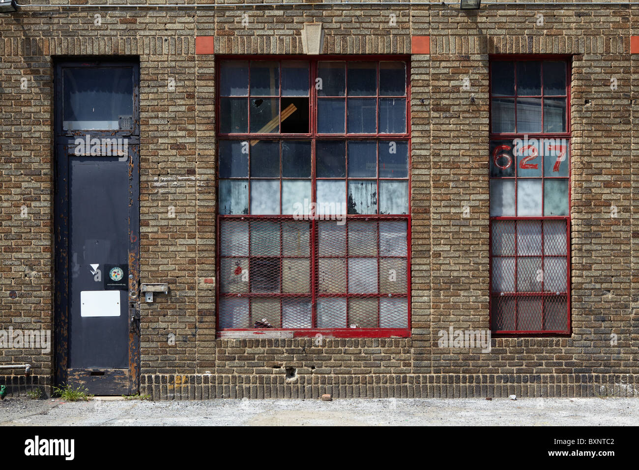 Un vacante in un edificio di mattoni di spazio commerciale nel centro cittadino di Washington, DC. Foto Stock