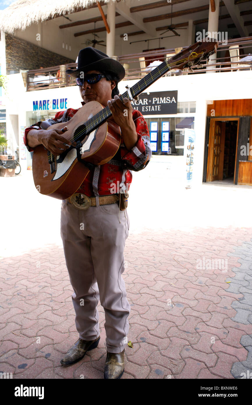 Musicista di strada, giocatore del Carmen, Quintana Roo Yucatán Penisola, Messico, Yucatan Messico busker chitarrista di stile occidentale Foto Stock