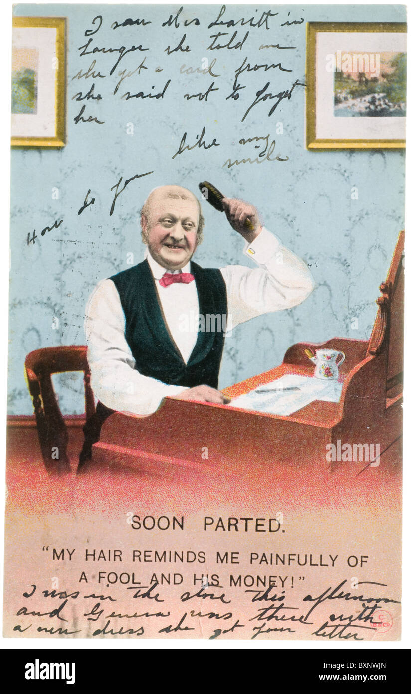 Vintage umorismo cartolina di uomo calvo cercando di capelli a spazzola Foto Stock