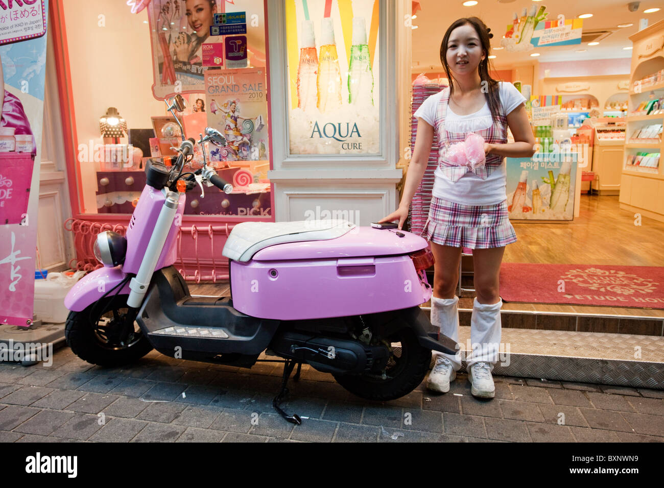 Shop assistant con una rosa di scooter a Seul, Corea del Sud Foto Stock
