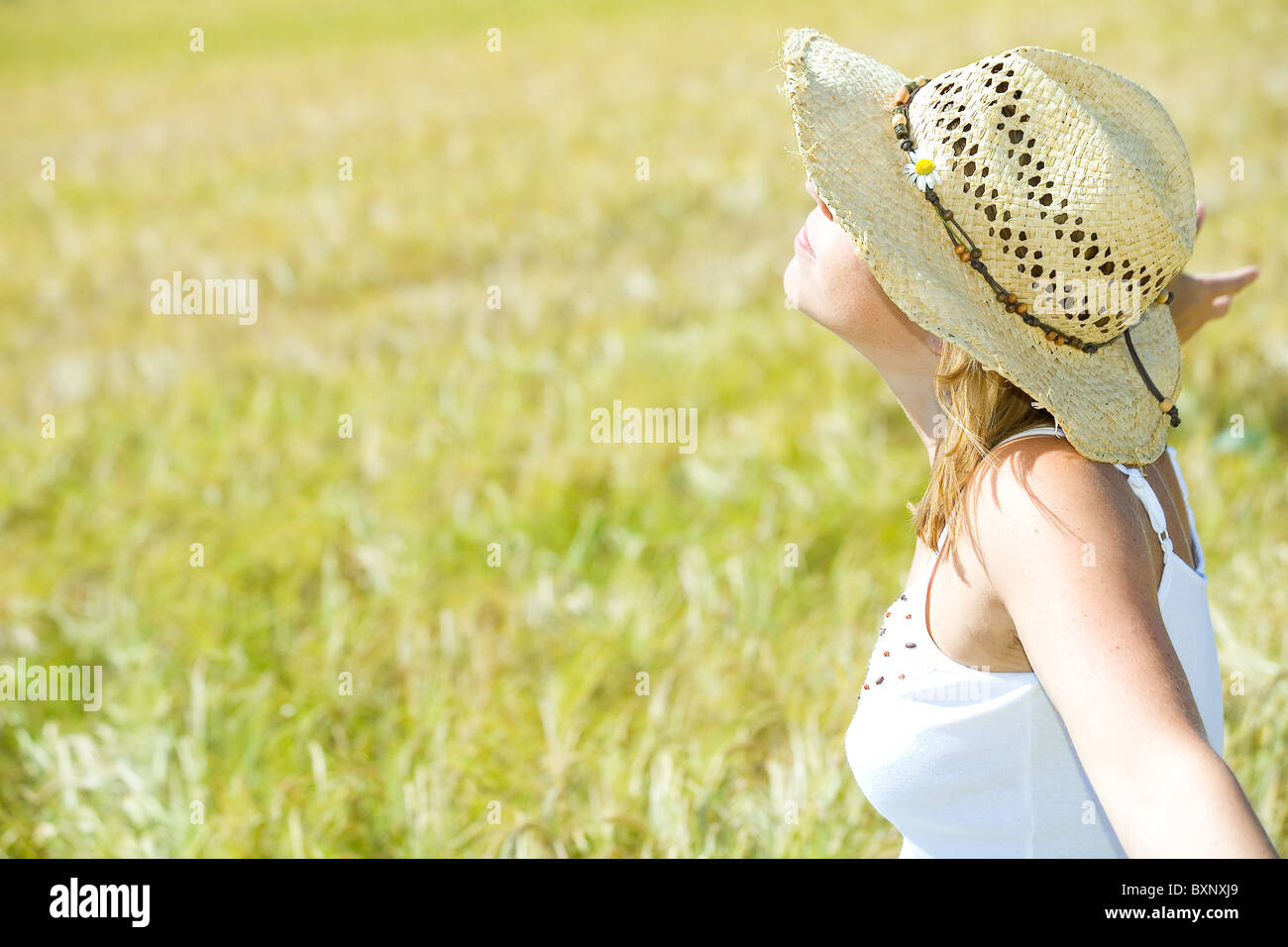 Donna con cappello di paglia feeling free Foto stock - Alamy