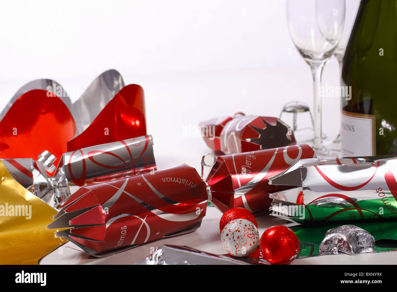 Tradizionale fiera di Natale il pranzo o la cena include cappelli, cracker, cioccolatini e champagne. Isolato. Foto Stock