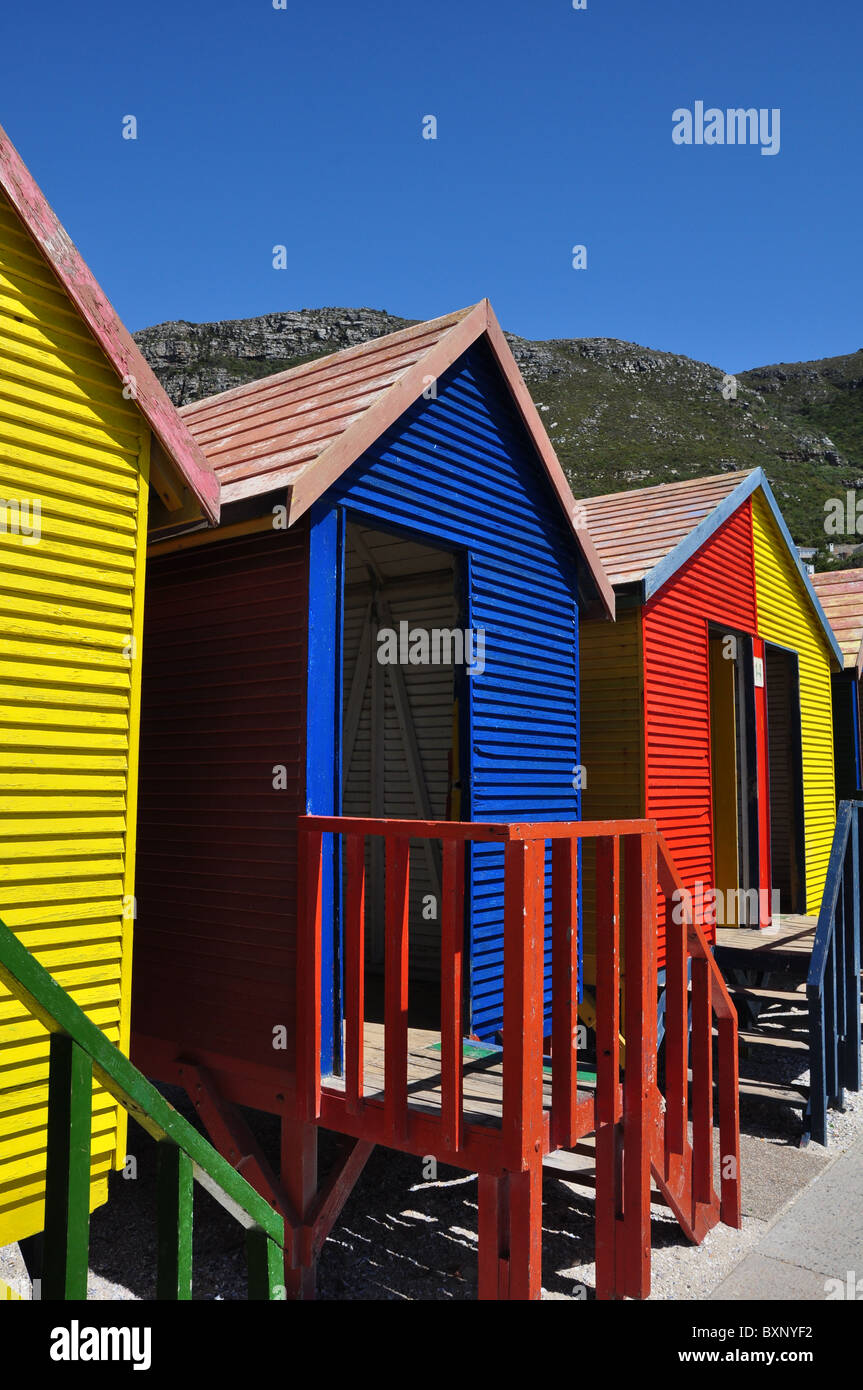Spiaggia di colorate case a St. James' Beach, Città del Capo, Sud Africa Foto Stock