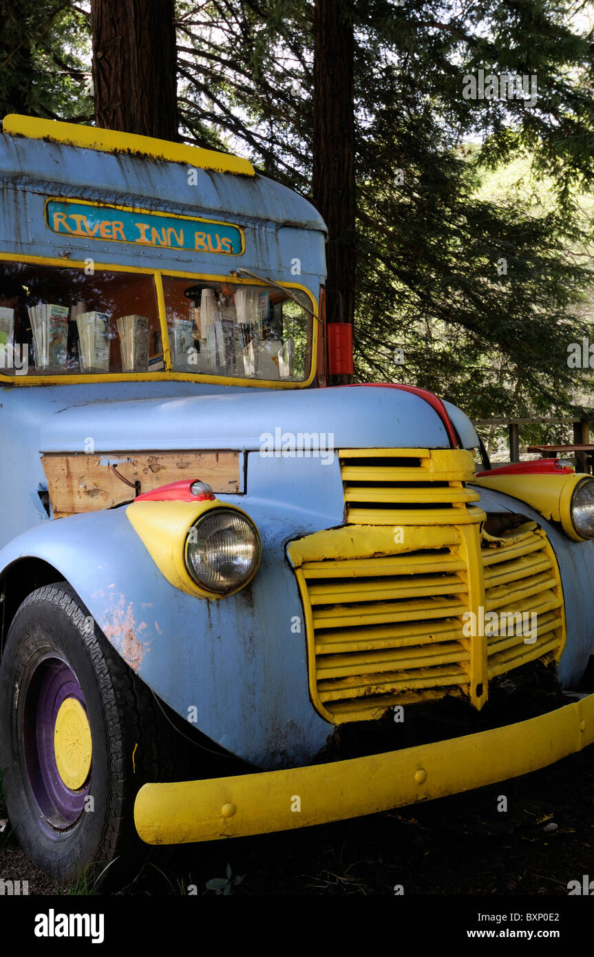 Vecchio bus antico convertito in una caffetteria cafe bar presso il fiume Inn Big Sur la Pacific Highway one 1 California surf cultura Foto Stock