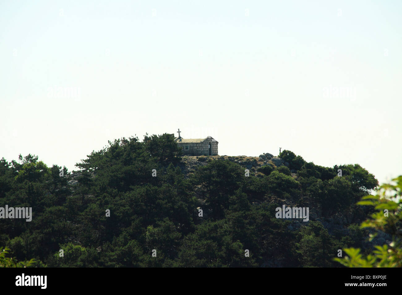 Sv. Nikola mount (557 m) con la cappella sul isola di Losinj, Croazia Foto Stock