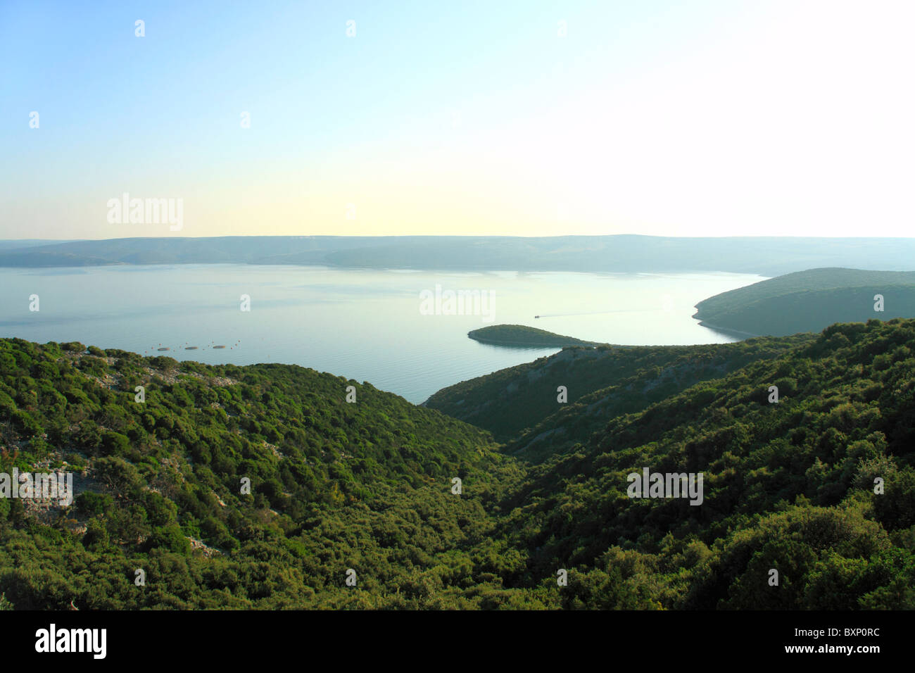 Piste di Losinj Island, nella distanza isola di Cres, Croazia Foto Stock