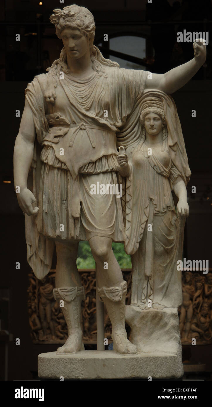 Arte romana. Statua di Dioniso appoggiato su di una figura femminile ("Speranza Dionysos"). Il marmo. Foto Stock