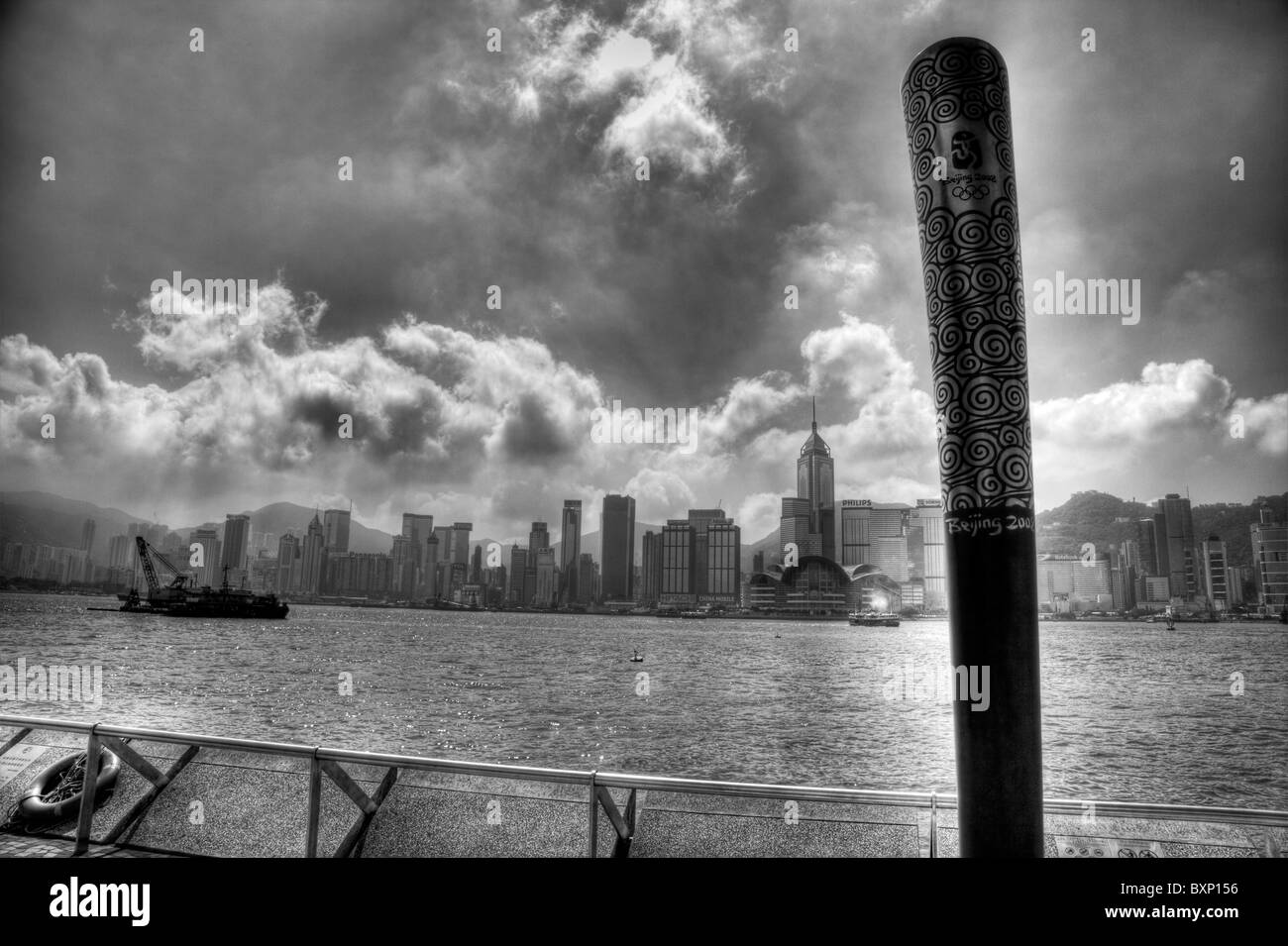 Isola di Hong Kong Cina skyline della città del quartiere centrale e del porto di Victoria da Kowloon Foto Stock