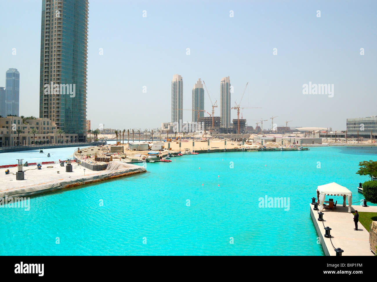 I lavori civili nel centro cittadino di Dubai vicino a Burj Dubai (Burj Khalifa) grattacielo e lago artificiale con fontane danzanti Foto Stock