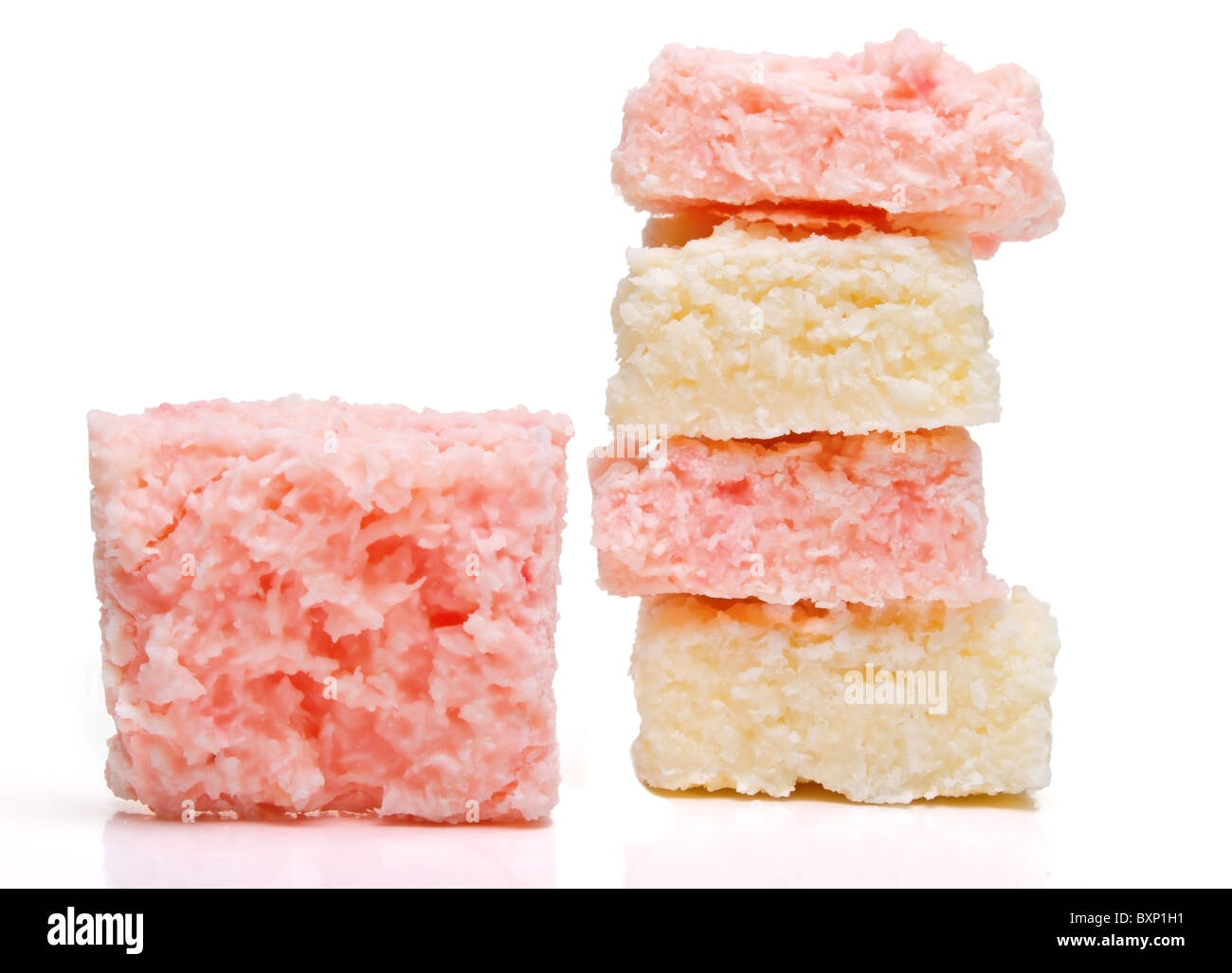 Noce di cocco pasticceria ghiaccio isolato su bianco dal basso in prospettiva. Foto Stock