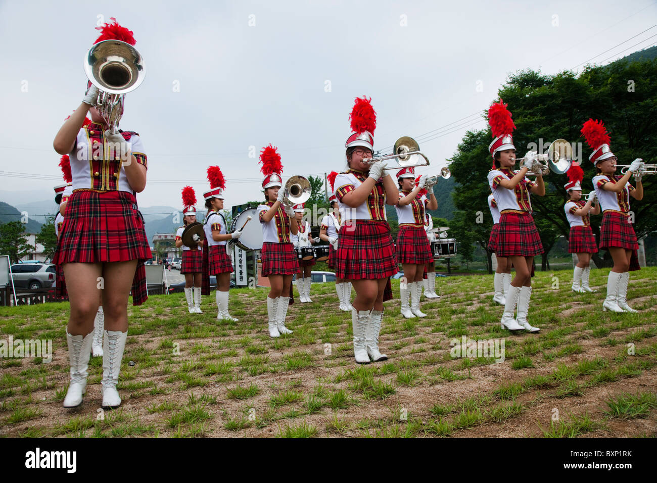 Tamburo coreano majorettes eseguire durante un festival in Yeongwol, Corea del Sud Foto Stock