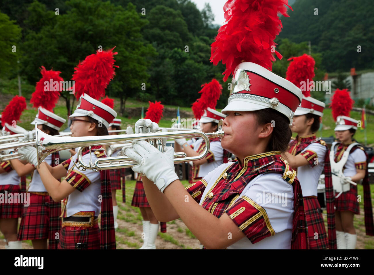 Tamburo coreano majorettes eseguire durante un festival in Yeongwol, Corea del Sud Foto Stock
