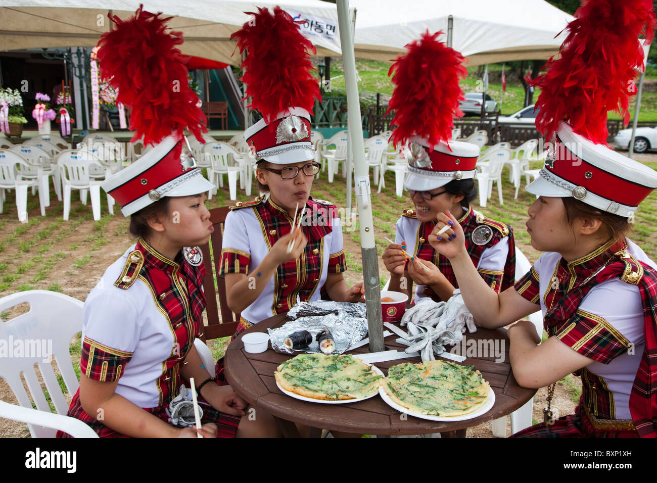 Majorettes tamburo a mangiare durante una pausa in Yeongwol, Corea del Sud Foto Stock