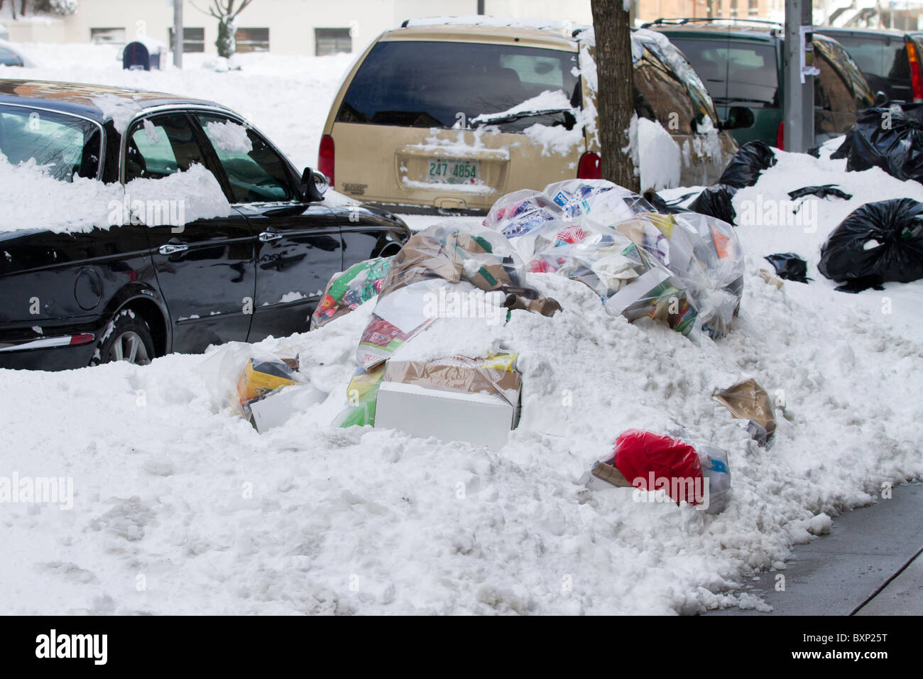 Sebbene un blizzard storpi New York City, residenti ancora mettere la loro spazzatura fuori sulla strada. Foto Stock