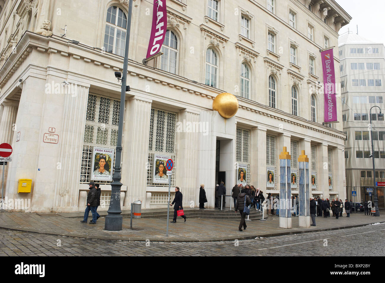 Shopping di Natale a Vienna - Frida Kahlo retrospettiva in Bank Austria Kunstforum Foto Stock