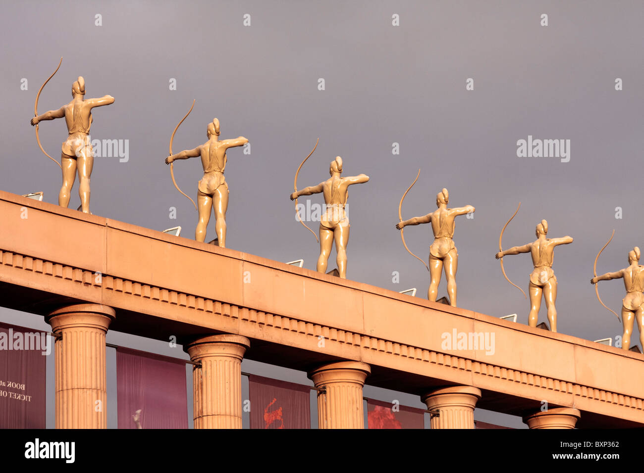 Arcieri statue in ingresso al Palacio de Congressos di Las Americas Tenerife Isole Canarie Spagna Foto Stock