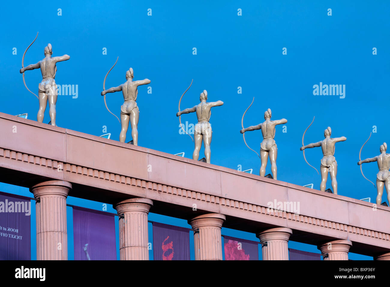 Arcieri statue in ingresso al Palacio de Congressos di Las Americas Tenerife Isole Canarie Spagna Foto Stock